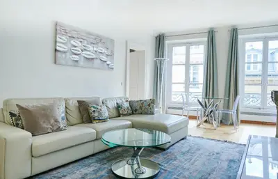 Coin salon dans l'établissement Elysée/Fg St Honoré- 2 piéces de luxe