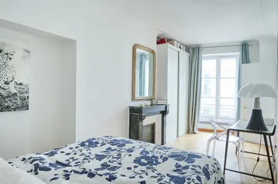 Un ou plusieurs lits dans un hébergement de l'établissement Elysée/Fg St Honoré- 2 piéces de luxe