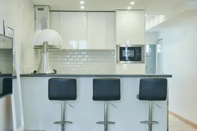 Cuisine ou kitchenette dans l'établissement Elysée/Fg St Honoré- 2 piéces de luxe