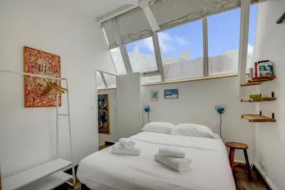 Un ou plusieurs lits dans un hébergement de l'établissement Paris Super Loft Overtop