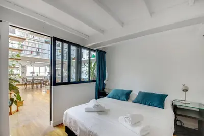Un ou plusieurs lits dans un hébergement de l'établissement Paris Super Loft Overtop