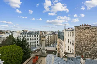 Vue générale sur Paris ou vue de la ville depuis l'appartement