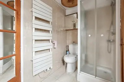 Salle de bains dans l'établissement Le Reflet Parisien – Rue de la Tour des Dames
