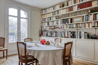Bibliothèque dans l'appartement