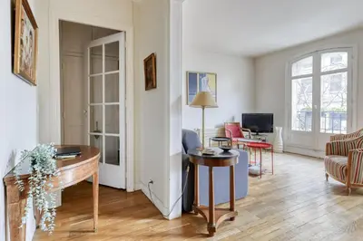 Télévision ou salle de divertissement dans l'établissement Classic & Charming Parisian flat - Luxury 16th