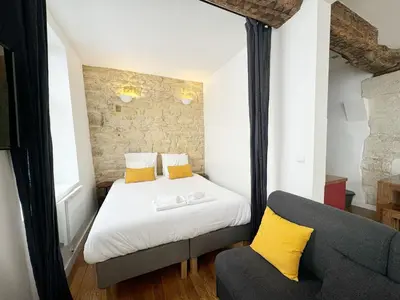 Un ou plusieurs lits dans un hébergement de l'établissement Suite Du Lion/AC Historic Flat, Marais, 4-5 Guests