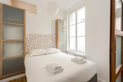 Un ou plusieurs lits dans un hébergement de l'établissement Suite Du Lion/AC Historic Flat, Marais, 4-5 Guests