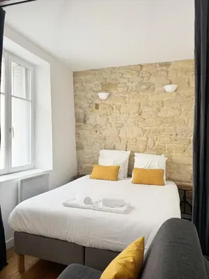 Un ou plusieurs lits dans un hébergement de l'établissement Suite Du Lion/AC Historic Flat, Marais, 4-5 Guests