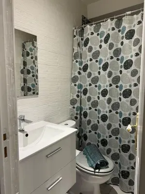 Salle de bains dans l'établissement charmant appartement : la défense/Paris/Arena