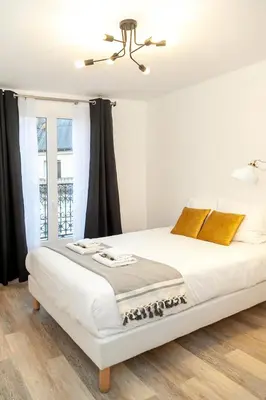 Un ou plusieurs lits dans un hébergement de l'établissement Nets Inn Apartments - Voltaire