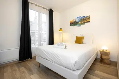 Un ou plusieurs lits dans un hébergement de l'établissement Nets Inn Apartments - Voltaire