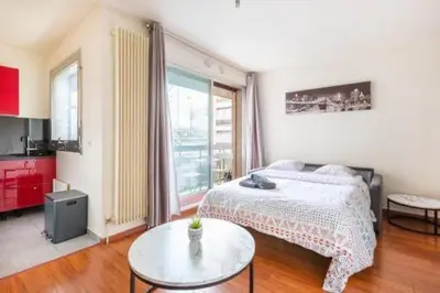 Un ou plusieurs lits dans un hébergement de l'établissement Studio de luxe les champs Élysées 2