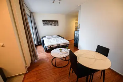Un ou plusieurs lits dans un hébergement de l'établissement Studio de luxe les champs Élysées 2