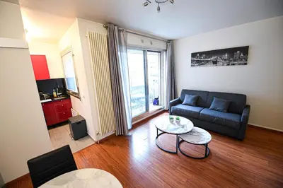 Coin salon dans l'établissement Studio de luxe les champs Élysées 2
