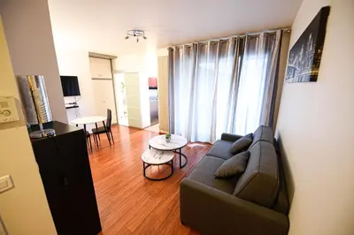 Télévision ou salle de divertissement dans l'établissement Studio de luxe les champs Élysées 2