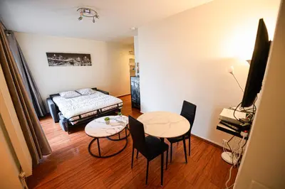 Un ou plusieurs lits dans un hébergement de l'établissement Studio de luxe les champs Élysées 2