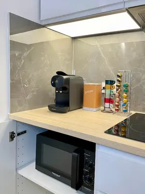 Cuisine ou kitchenette dans l'établissement PARIS-ALESIA Super appartement 2 pièces de 39m2 - très cosy pour 1 - 5 personnes totalement refait à NEUF -ENTIRE APARTMENT LUXURIOUS AND WARM -PARIS ALESIA 14ème - Proche Aéroport Paris-Orly - Parc des Expositions Porte de Versailles FREE WIFI GRATUIT