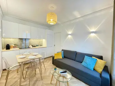 Cuisine ou kitchenette dans l'établissement PARIS-ALESIA Super appartement 2 pièces de 39m2 - très cosy pour 1 - 5 personnes totalement refait à NEUF -ENTIRE APARTMENT LUXURIOUS AND WARM -PARIS ALESIA 14ème - Proche Aéroport Paris-Orly - Parc des Expositions Porte de Versailles FREE WIFI GRATUIT