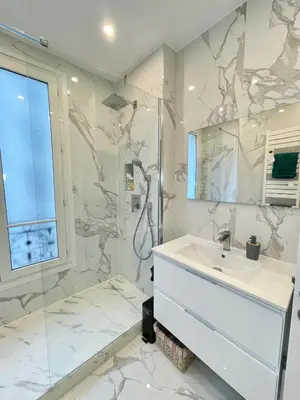 Salle de bains dans l'établissement PARIS-ALESIA Super appartement 2 pièces de 39m2 - très cosy pour 1 - 5 personnes totalement refait à NEUF -ENTIRE APARTMENT LUXURIOUS AND WARM -PARIS ALESIA 14ème - Proche Aéroport Paris-Orly - Parc des Expositions Porte de Versailles FREE WIFI GRATUIT