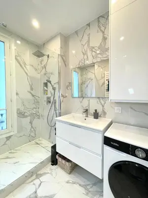 Salle de bains dans l'établissement PARIS-ALESIA Super appartement 2 pièces de 39m2 - très cosy pour 1 - 5 personnes totalement refait à NEUF -ENTIRE APARTMENT LUXURIOUS AND WARM -PARIS ALESIA 14ème - Proche Aéroport Paris-Orly - Parc des Expositions Porte de Versailles FREE WIFI GRATUIT