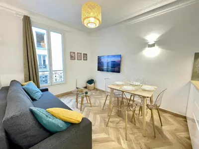 Coin salon dans l'établissement PARIS-ALESIA Super appartement 2 pièces de 39m2 - très cosy pour 1 - 5 personnes totalement refait à NEUF -ENTIRE APARTMENT LUXURIOUS AND WARM -PARIS ALESIA 14ème - Proche Aéroport Paris-Orly - Parc des Expositions Porte de Versailles FREE WIFI GRATUIT