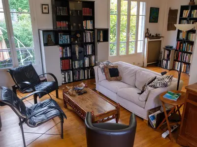 Coin salon dans l'établissement Appartement duplex avec jardin à deux pas de Paris