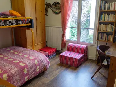 Un ou plusieurs lits dans un hébergement de l'établissement Appartement duplex avec jardin à deux pas de Paris