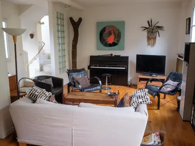 Coin salon dans l'établissement Appartement duplex avec jardin à deux pas de Paris