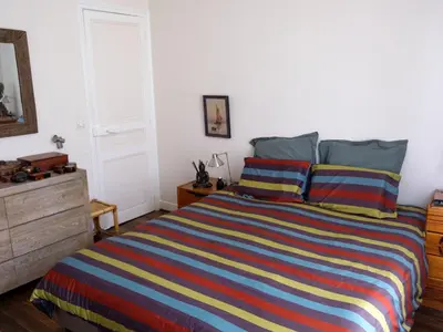 Un ou plusieurs lits dans un hébergement de l'établissement Appartement duplex avec jardin à deux pas de Paris