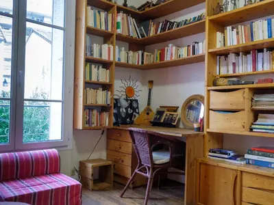 Bibliothèque dans la villa