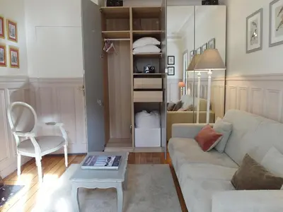 Coin salon dans l'établissement Chambre d hôte : Louvre Elegant Apt Suite