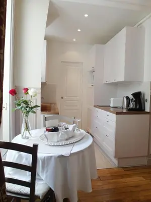 Cuisine ou kitchenette dans l'établissement Chambre d hôte : Louvre Elegant Apt Suite