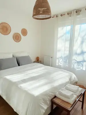 Un ou plusieurs lits dans un hébergement de l'établissement Cozy apartment near Paris