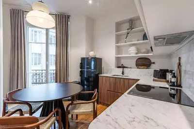 Cuisine ou kitchenette dans l'établissement Luxury appartment near Louvre -TopQuartier- near metro