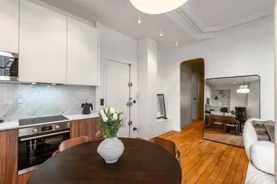 Cuisine ou kitchenette dans l'établissement Luxury appartment near Louvre -TopQuartier- near metro