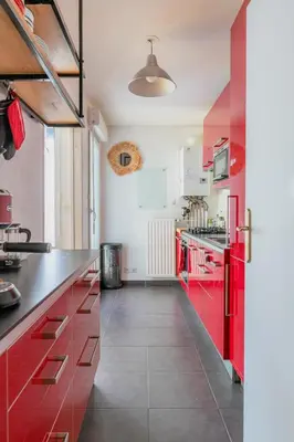 Cuisine ou kitchenette dans l'établissement Transports, parking, A/C & equipped for long stays