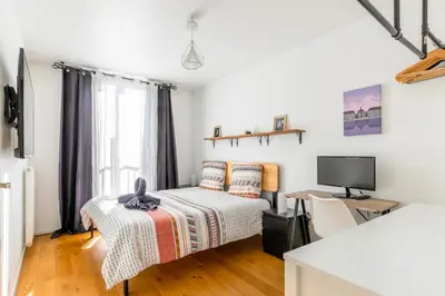 Un ou plusieurs lits dans un hébergement de l'établissement Transports, parking, A/C & equipped for long stays