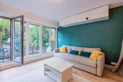 Coin salon dans l'établissement Appartement design avec jardin privatif