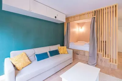 Un ou plusieurs lits dans un hébergement de l'établissement Appartement design avec jardin privatif