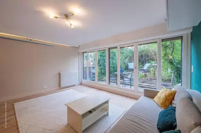 Coin salon dans l'établissement Appartement design avec jardin privatif