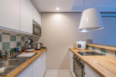 Cuisine ou kitchenette dans l'établissement Appartement design avec jardin privatif