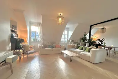 Coin salon dans l'établissement Appartement cosy à Paris 130 m² avec projecteur !