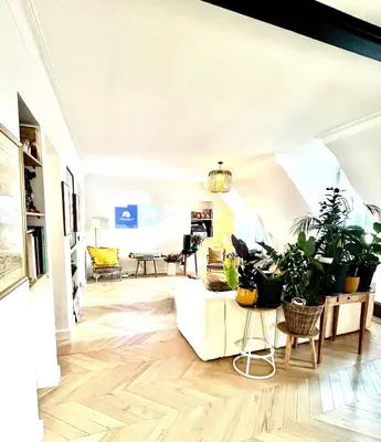 Télévision ou salle de divertissement dans l'établissement Appartement cosy à Paris 130 m² avec projecteur !