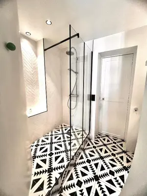 Salle de bains dans l'établissement Appartement cosy à Paris 130 m² avec projecteur !