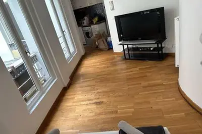 Télévision ou salle de divertissement dans l'établissement Champs-Élysées appartment 4 beds