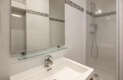 Salle de bains dans l'établissement Hotel la Perle Montparnasse
