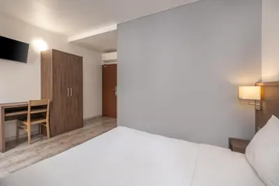 Un ou plusieurs lits dans un hébergement de l'établissement Hotel la Perle Montparnasse