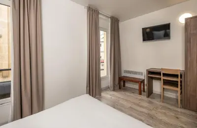Télévision ou salle de divertissement dans l'établissement Hotel la Perle Montparnasse