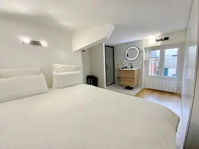 Un ou plusieurs lits dans un hébergement de l'établissement GoodGuest-Cosy Duplex Gare D’Asnieres