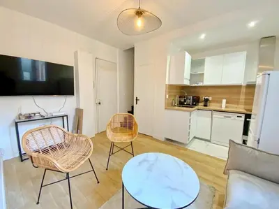 Cuisine ou kitchenette dans l'établissement GoodGuest-Cosy Duplex Gare D’Asnieres